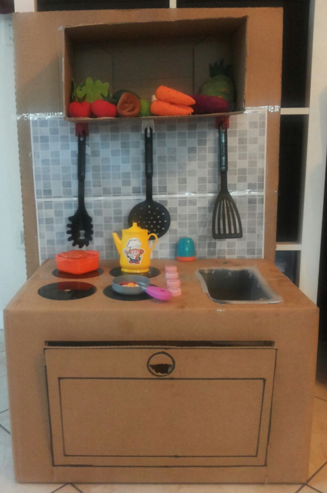 Lavoretti per bambini:la cucina giocattolo...di cartone! bimbi ... Cucina per bambini fai da te
