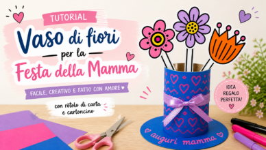 Lavoretto per la Festa della Mamma: vaso realizzato con rotolo di carta igienica blu decorato con cuori rosa, fiocco lilla e fiori di cartoncino colorati in stile moderno su base con scritta “auguri mamma”